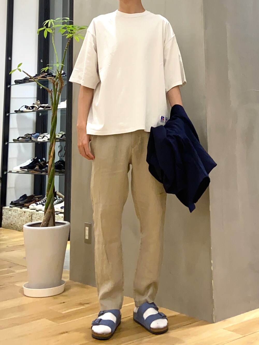 ブルー系のシャツ/ブラウス、ホワイト系のTシャツ/カットソー、ブルー系のサンダルを着用したメンズの秋コーディネートの2枚目の写真