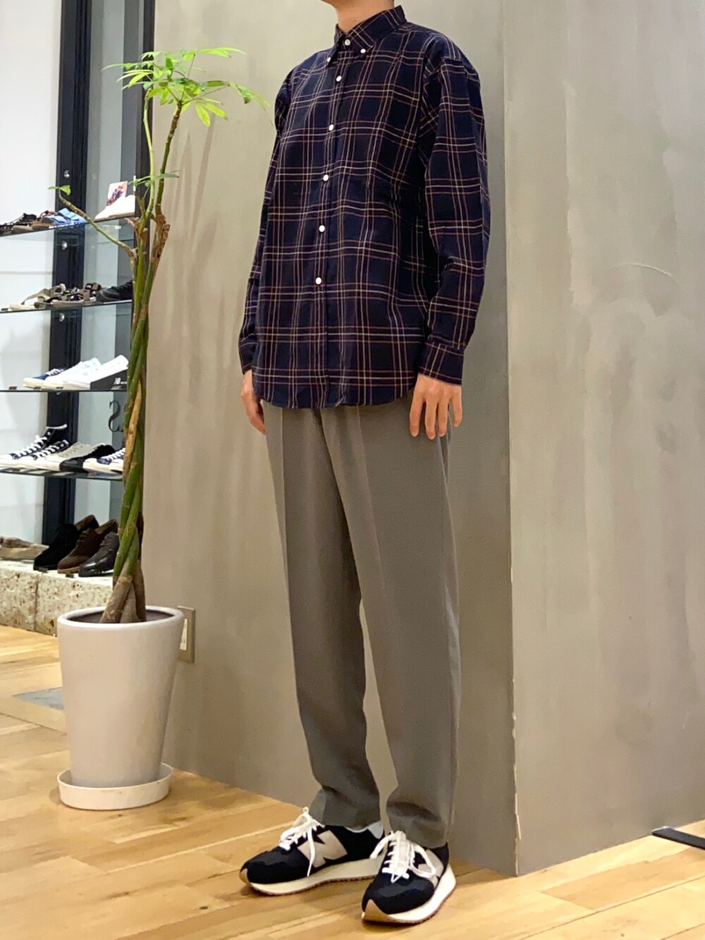 ブルー系のシャツ/ブラウス、グリーン系のその他パンツ、ブラック系のスニーカーを着用したメンズの夏コーディネートの2枚目の写真