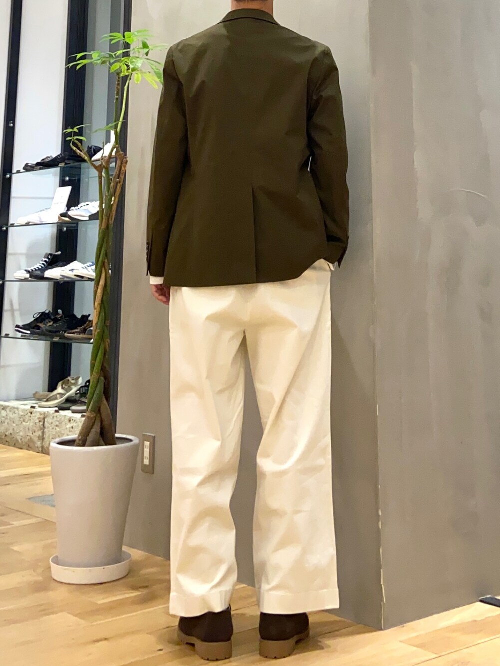グリーン系のその他アウター、ホワイト系のTシャツ/カットソー、ホワイト系のその他パンツを着用したメンズの秋コーディネートの3枚目の写真