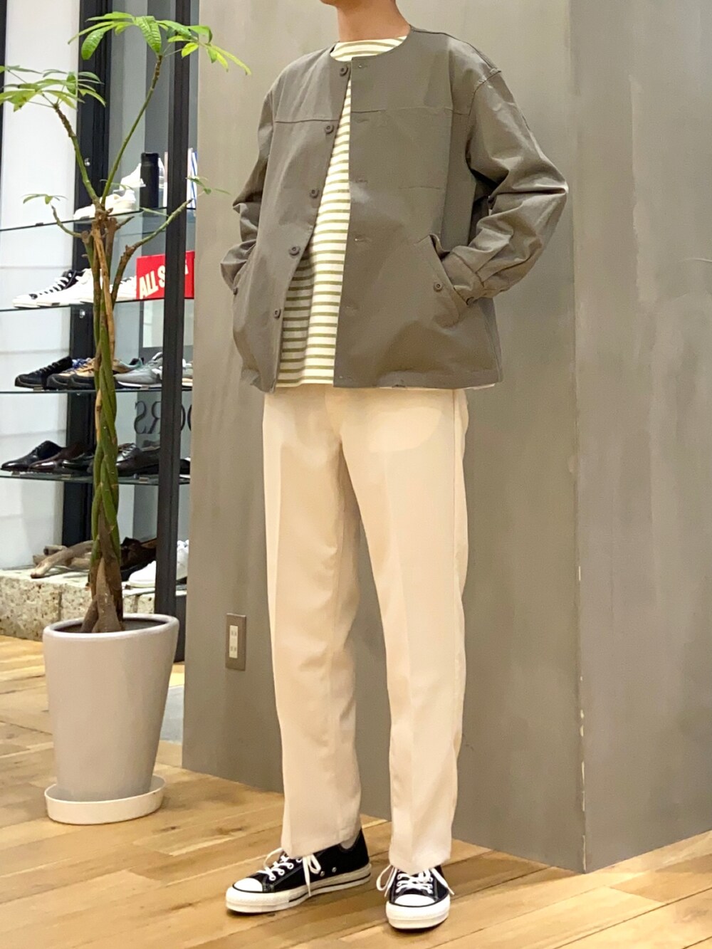 グレー系のブルゾン、グリーン系のTシャツ/カットソー、ホワイト系のその他パンツを着用したメンズの春コーディネートの4枚目の写真