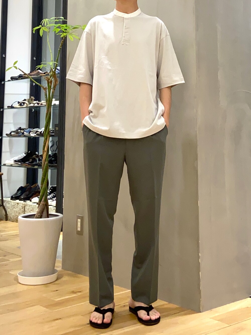 グレー系のTシャツ/カットソー、グリーン系のその他パンツ、ブラック系のサンダルを着用したメンズの夏コーディネートの4枚目の写真
