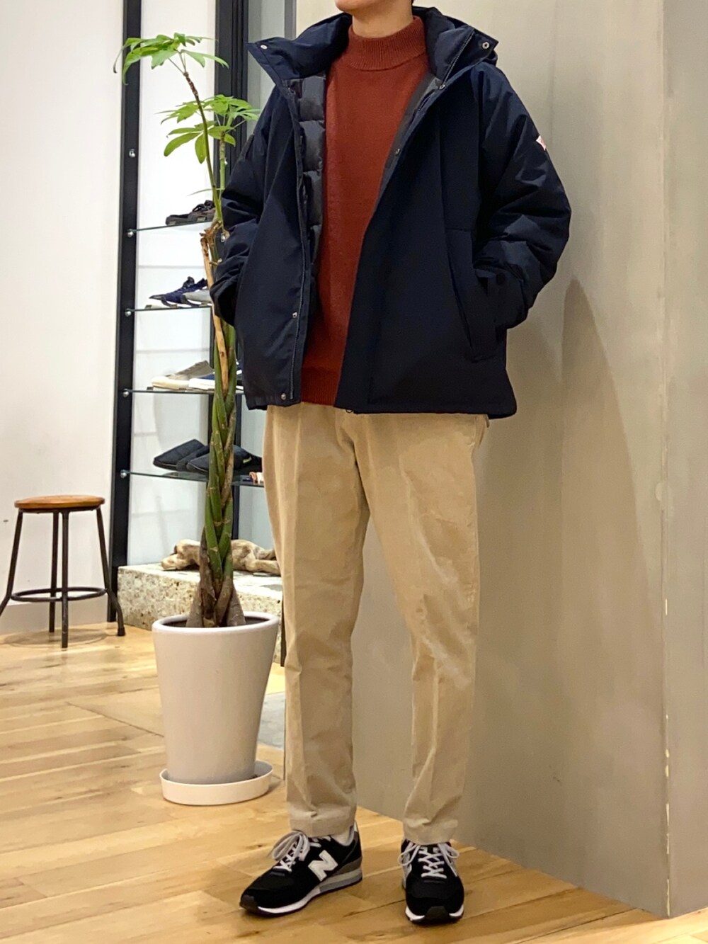 レッド系のニット/セーター、グレー系のその他パンツ、ブルー系のその他を着用したメンズの秋コーディネートの3枚目の写真