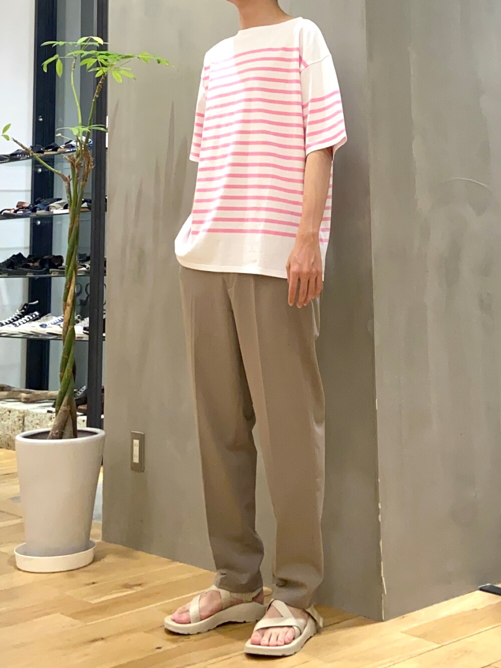 ピンク系のTシャツ/カットソー、ブラウン系のその他パンツ、ホワイト系のサンダルを着用したメンズの夏コーディネートの2枚目の写真