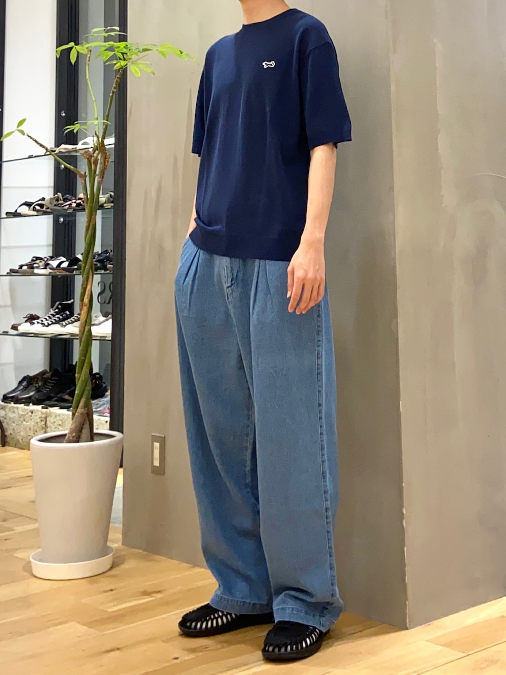 ブルー系のTシャツ/カットソー、ブルー系のデニムパンツを着用したメンズの夏コーディネートの2枚目の写真
