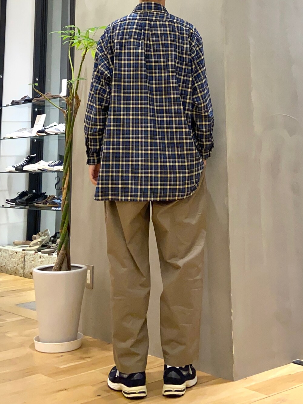 グリーン系のTシャツ/カットソー、ベージュ系のその他パンツ、ブルー系のシャツ/ブラウスを着用したメンズの秋コーディネートの3枚目の写真