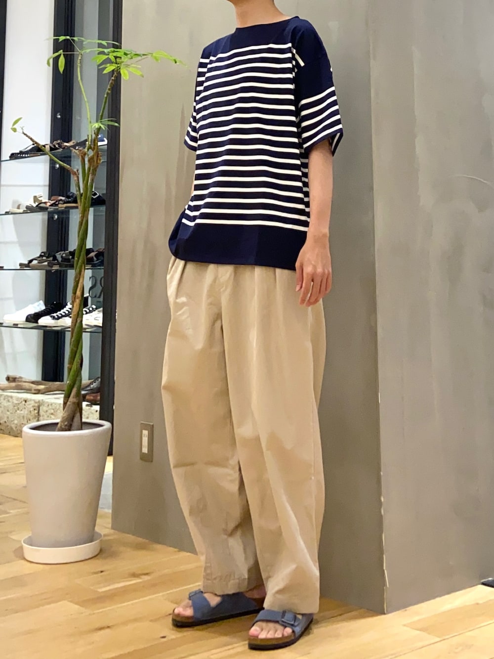 ブルー系のTシャツ/カットソー、ベージュ系のその他パンツ、ブルー系のサンダルを着用したメンズの夏コーディネートの2枚目の写真