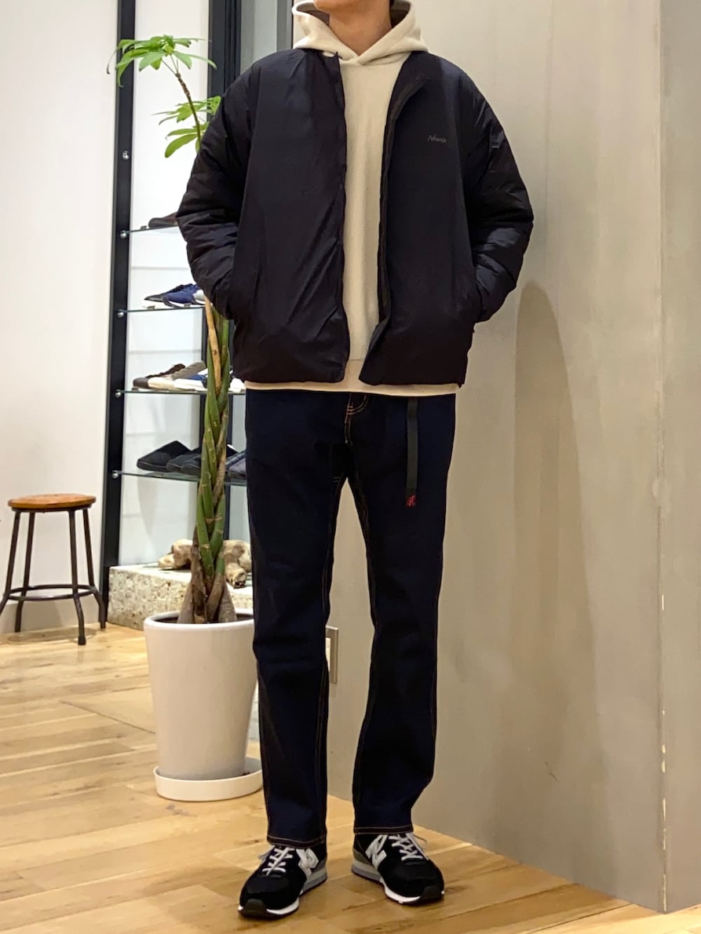 ブラック系のダウンジャケット/コート、ホワイト系のパーカー、ブルー系のその他パンツを着用したメンズの冬コーディネートの3枚目の写真