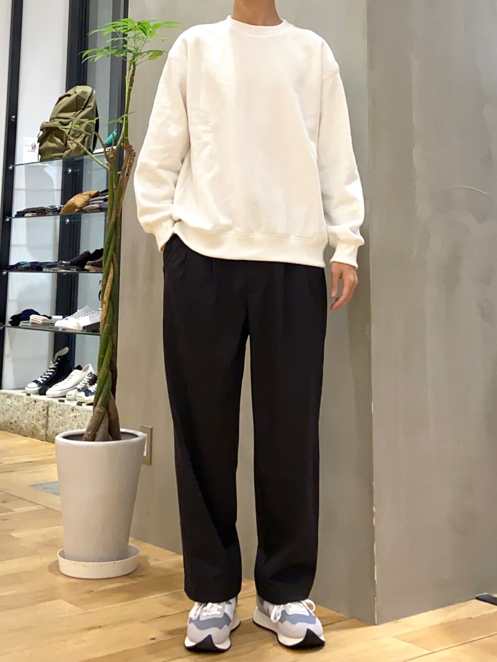 ホワイト系のスウェット、グレー系のその他パンツを着用したメンズの冬コーディネートの2枚目の写真