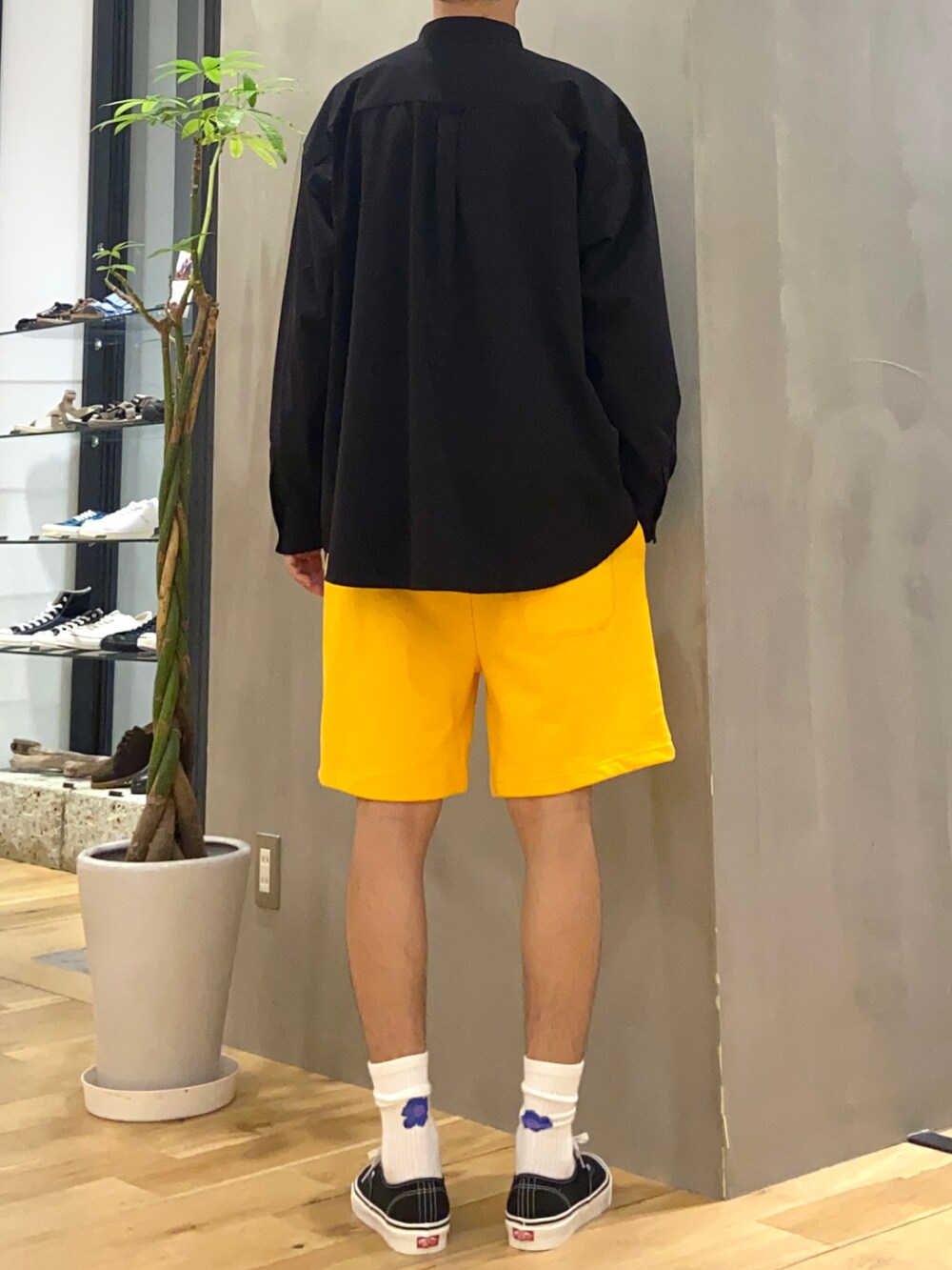 ブラック系のシャツ/ブラウス、ブラック系のTシャツ/カットソー、イエロー系のその他パンツを着用したメンズの秋コーディネートの4枚目の写真