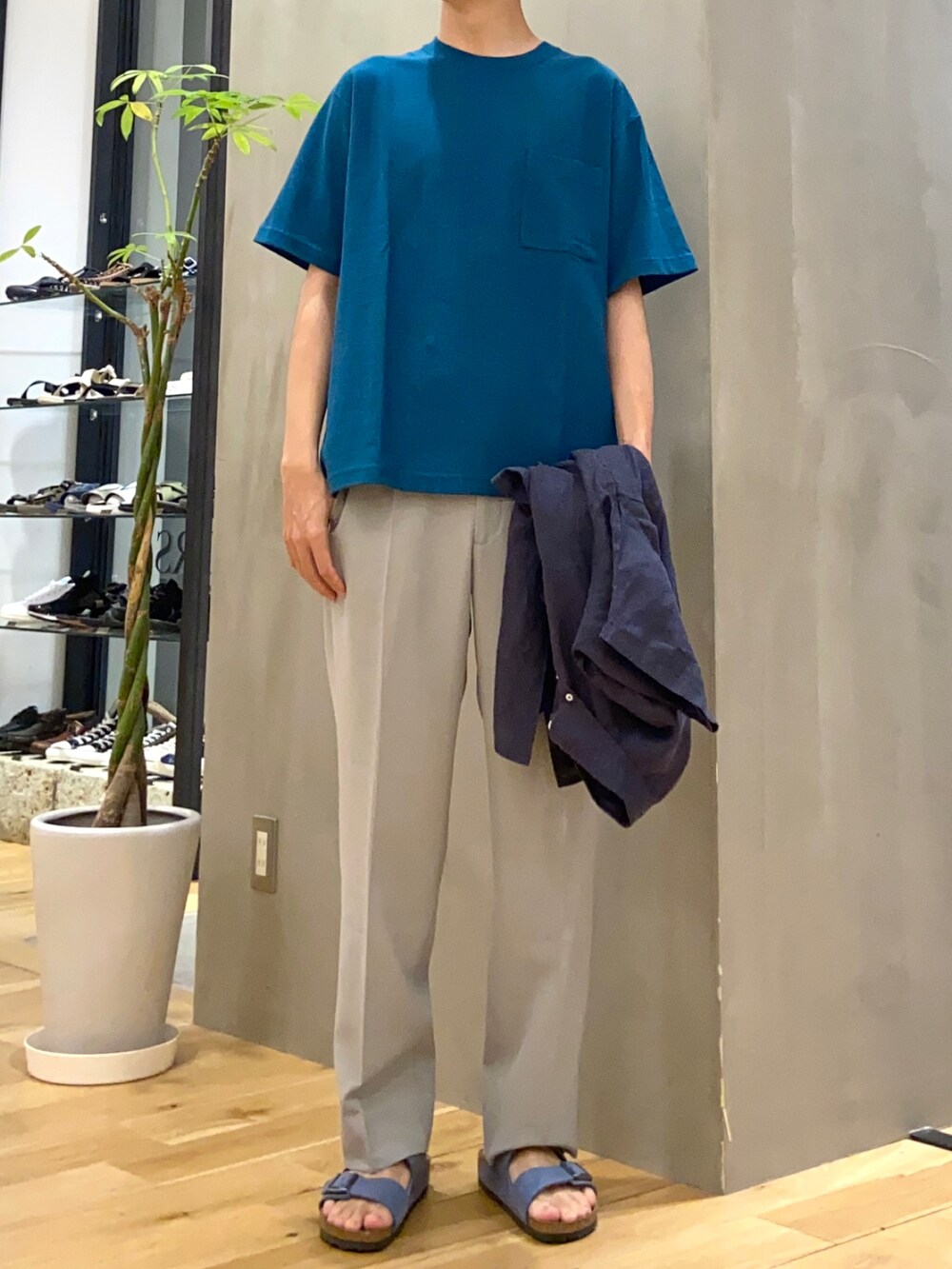 ブルー系のシャツ/ブラウス、ブルー系のTシャツ/カットソー、ブルー系のサンダルを着用したメンズの夏コーディネートの2枚目の写真