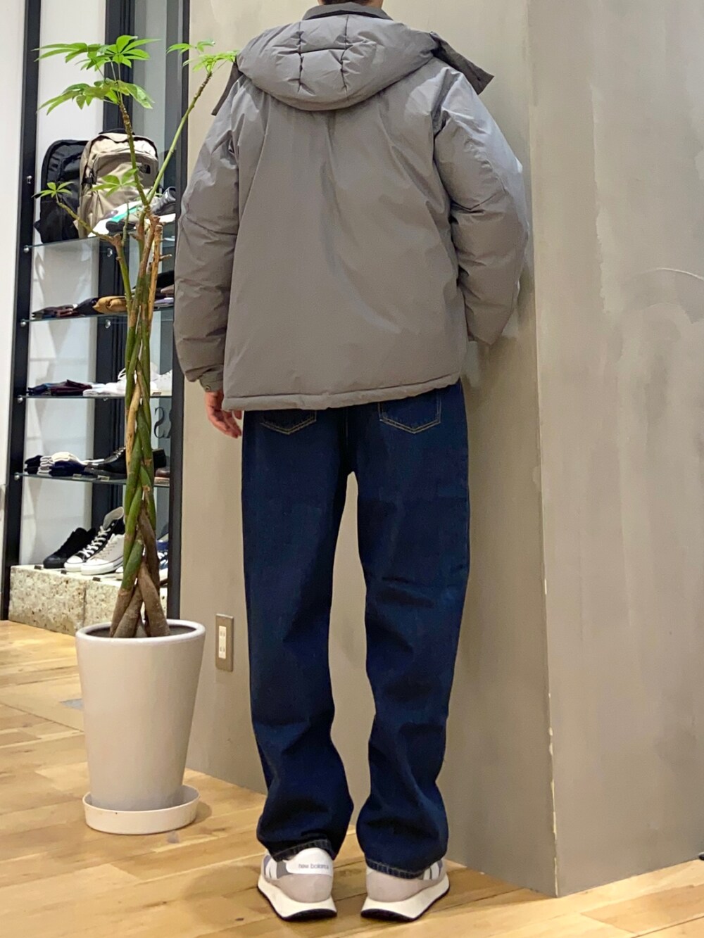 グレー系のダウンジャケット/コート、ブルー系のデニムパンツを着用したメンズの冬コーディネートの3枚目の写真