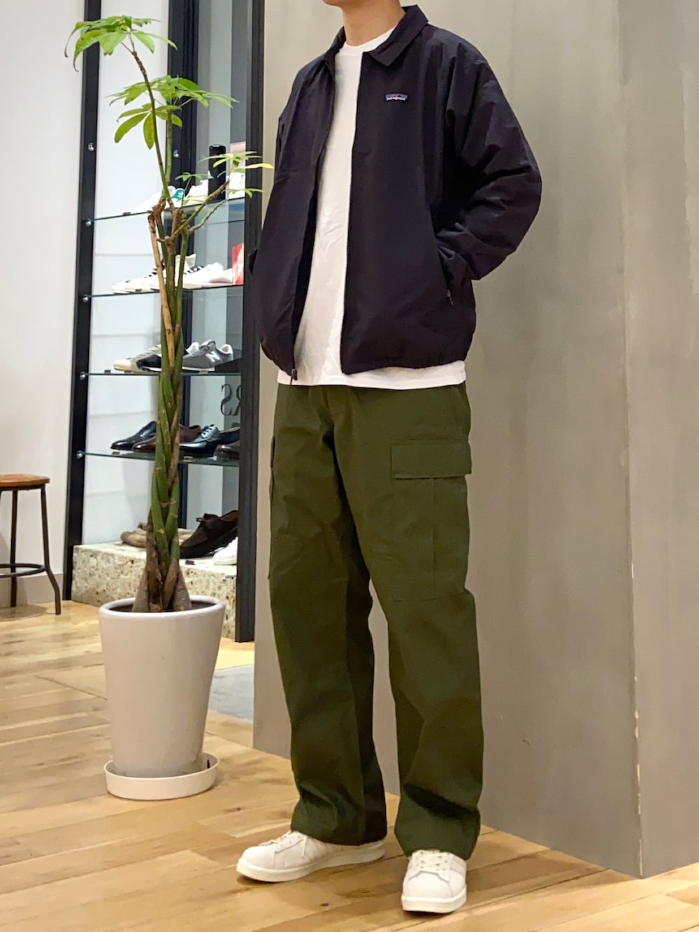 ベージュ系のスニーカー、グリーン系のその他パンツ、その他のその他を着用したメンズの冬コーディネートの2枚目の写真