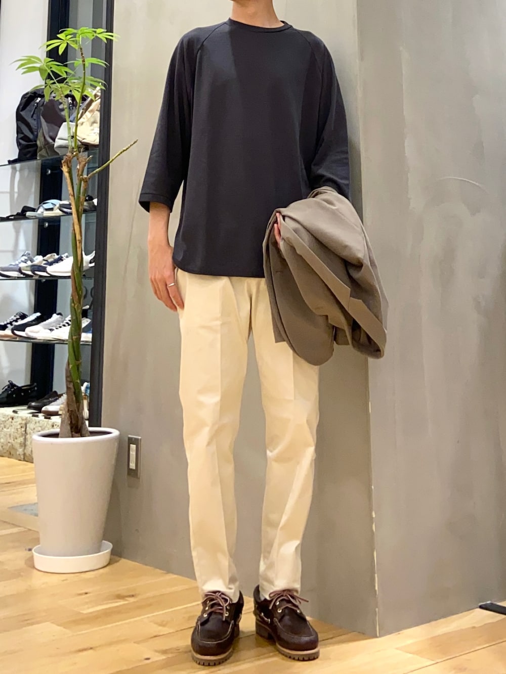 ブラウン系のスーツジャケット、ブラック系のTシャツ/カットソー、ホワイト系のその他パンツを着用したメンズの春コーディネートの2枚目の写真
