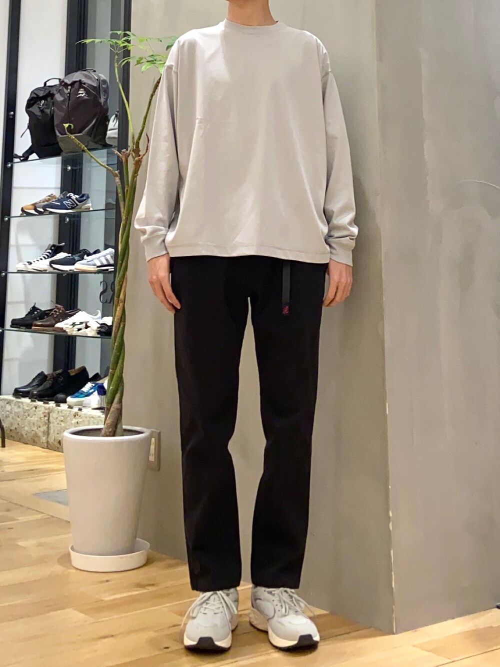 ブルー系のカーディガン/ボレロ、グレー系のTシャツ/カットソー、グレー系のスニーカーを着用したメンズの冬コーディネートの2枚目の写真