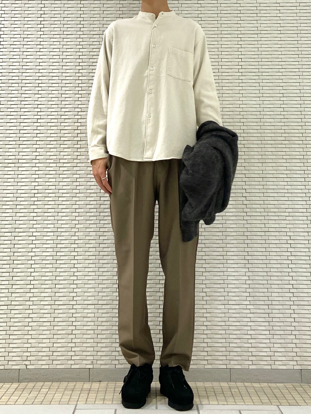 グレー系のカーディガン/ボレロ、ベージュ系のシャツ/ブラウス、ブラウン系のその他パンツを着用したメンズの秋コーディネートの2枚目の写真