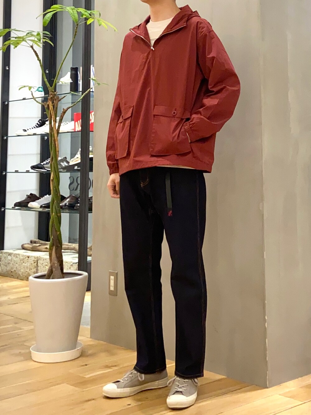 ホワイト系のTシャツ/カットソー、レッド系のマウンテンパーカー、ブルー系のその他パンツを着用したメンズの春コーディネートの2枚目の写真