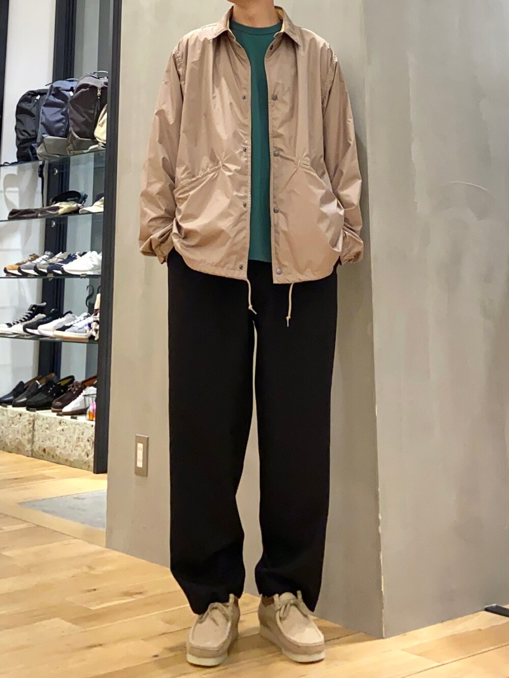 グリーン系のTシャツ/カットソー、ブラック系のその他パンツを着用したメンズの春コーディネートの2枚目の写真