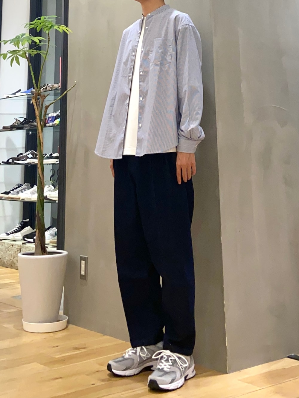 その他のシャツ/ブラウス、ホワイト系のTシャツ/カットソー、ブルー系のその他パンツを着用したメンズの夏コーディネートの3枚目の写真