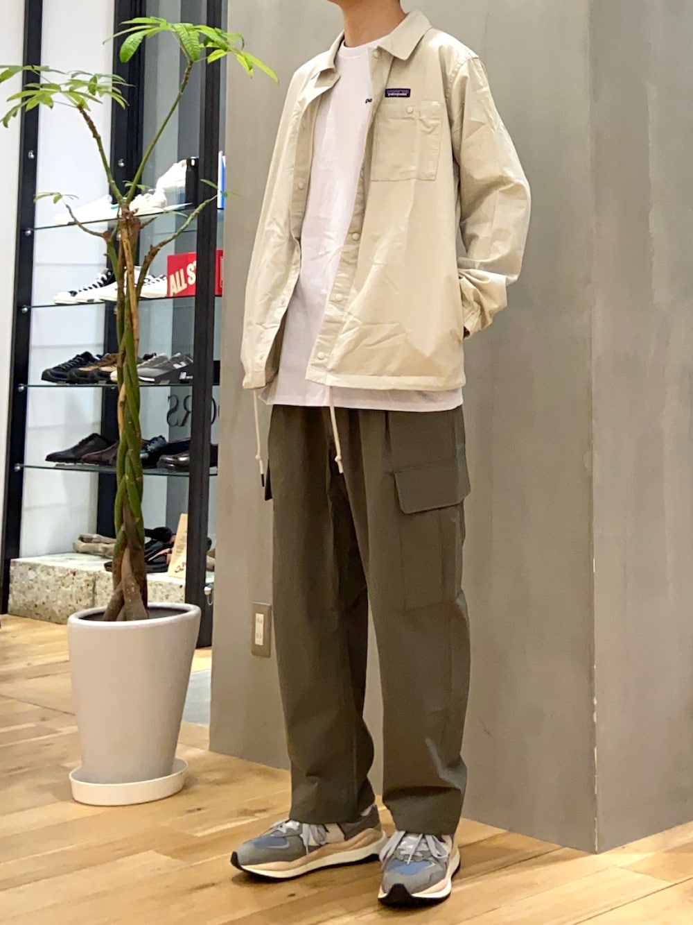 グレー系のスニーカー、グリーン系のその他パンツ、その他のその他を着用したメンズの春コーディネートの4枚目の写真