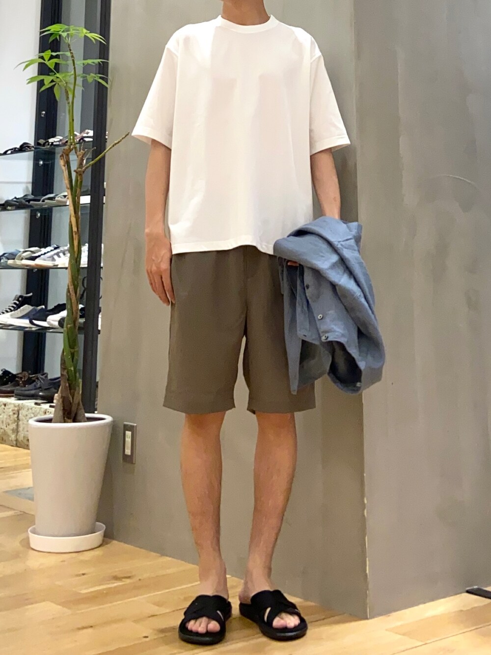 ブルー系のシャツ/ブラウス、ホワイト系のTシャツ/カットソー、ベージュ系のその他パンツを着用したメンズの夏コーディネートの2枚目の写真