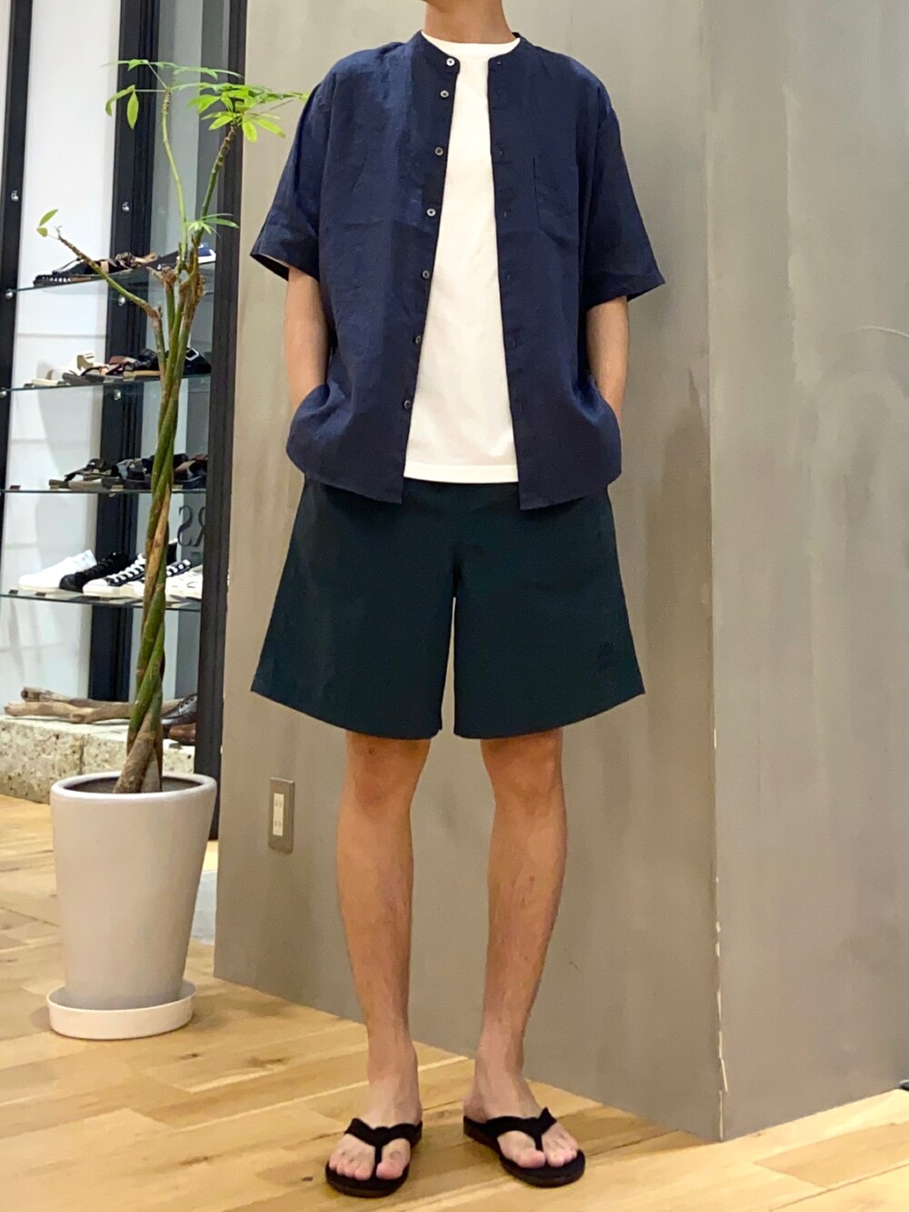 ブルー系のシャツ/ブラウス、ホワイト系のTシャツ/カットソー、ブラック系のサンダルを着用したメンズの夏コーディネートの3枚目の写真