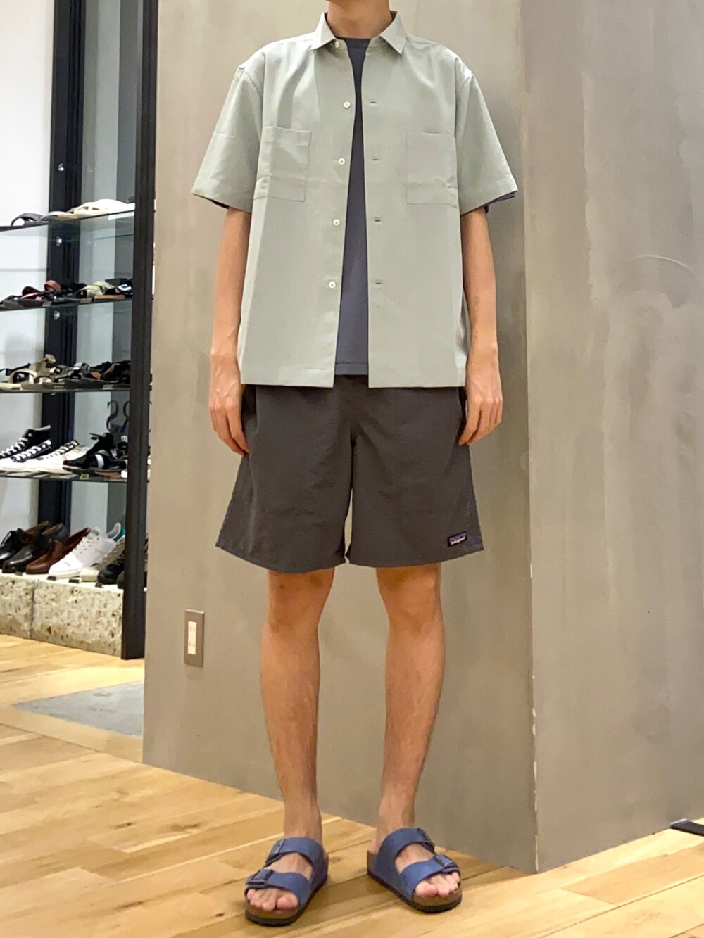 ブルー系のシャツ/ブラウス、ブルー系のTシャツ/カットソー、ブルー系のサンダルを着用したメンズの夏コーディネートの3枚目の写真