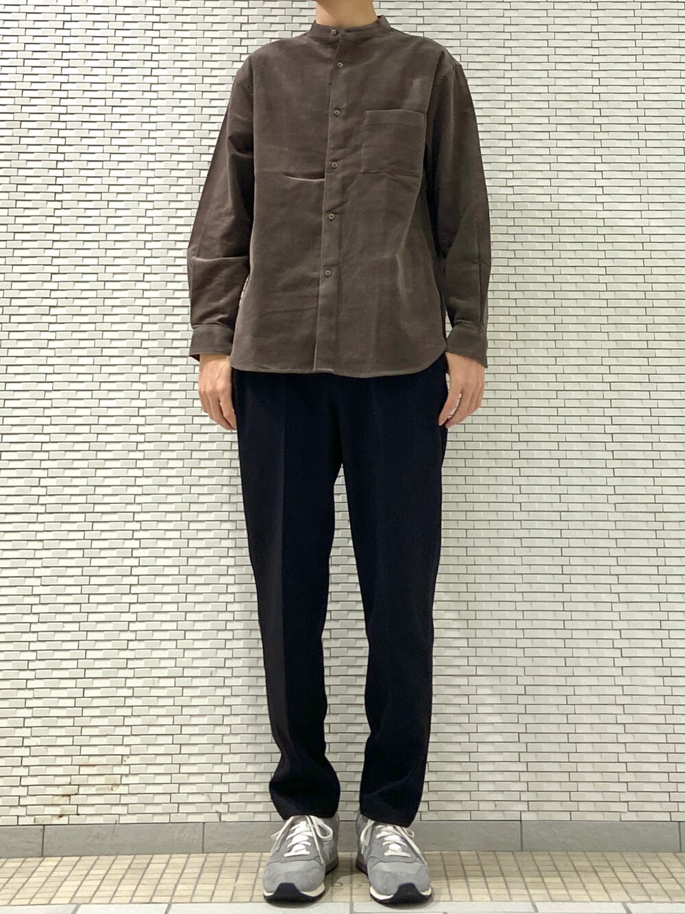 グリーン系のダウンジャケット/コート、ブラウン系のシャツ/ブラウス、ブラック系のその他パンツを着用したメンズの冬コーディネートの3枚目の写真