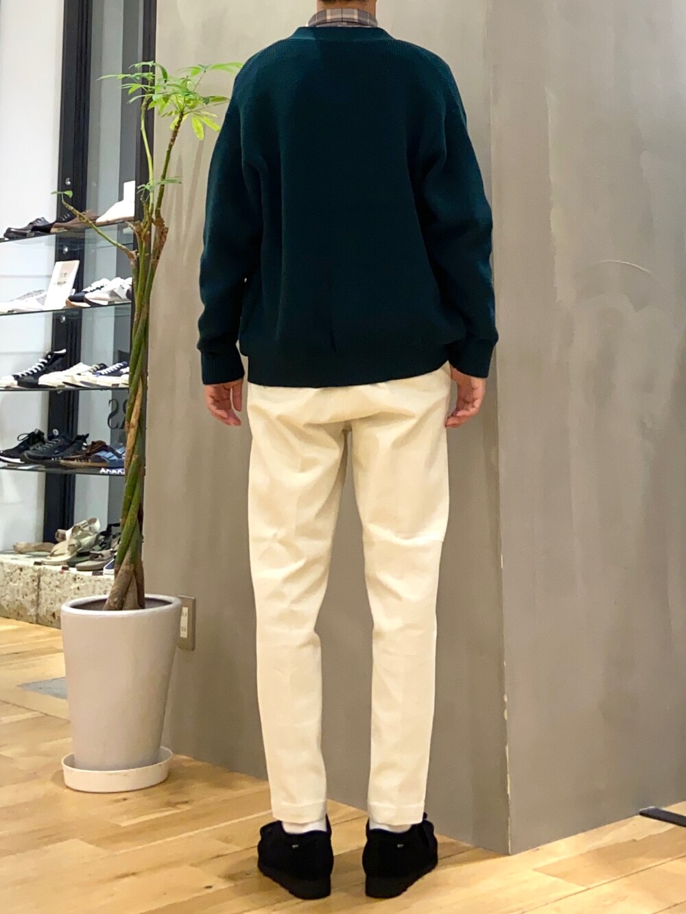 グリーン系のカーディガン/ボレロ、ホワイト系のチノパンツ、ブラック系のその他シューズを着用したメンズの秋コーディネートの3枚目の写真