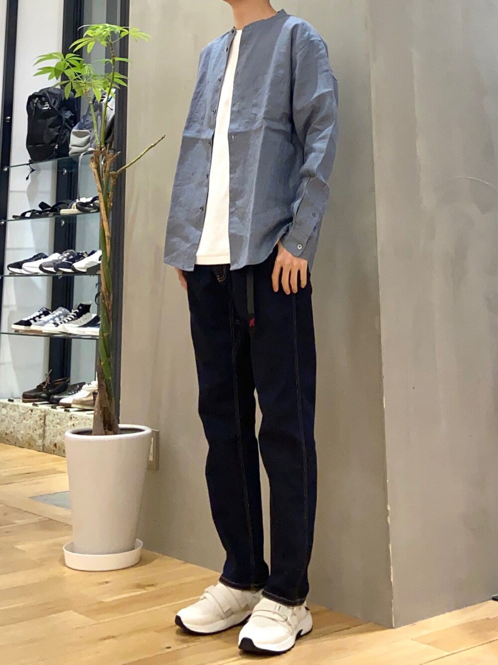 ブルー系のシャツ/ブラウス、ホワイト系のTシャツ/カットソー、ブルー系のその他パンツを着用したメンズの春コーディネートの3枚目の写真