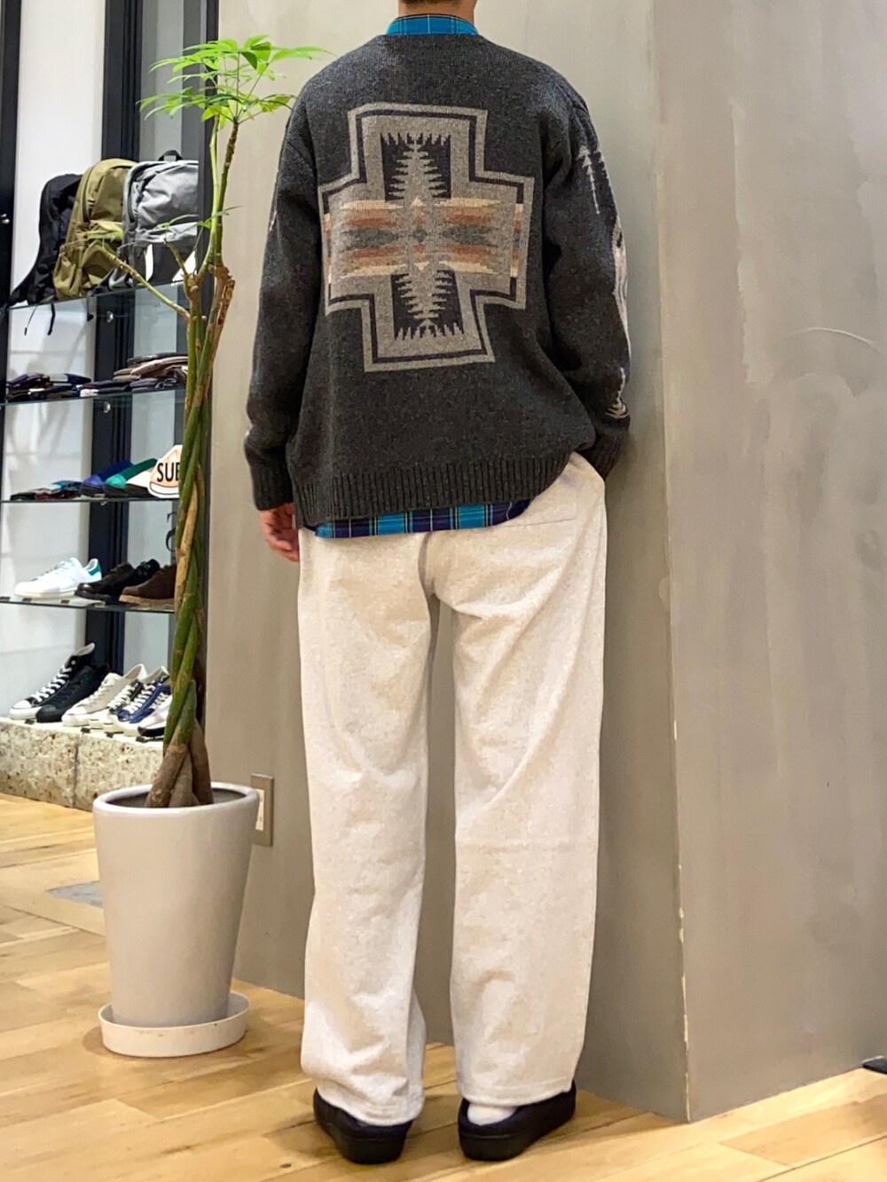 グレー系のカーディガン/ボレロ、ブルー系のシャツ/ブラウス、グレー系のスウェットパンツを着用したメンズの冬コーディネートの3枚目の写真