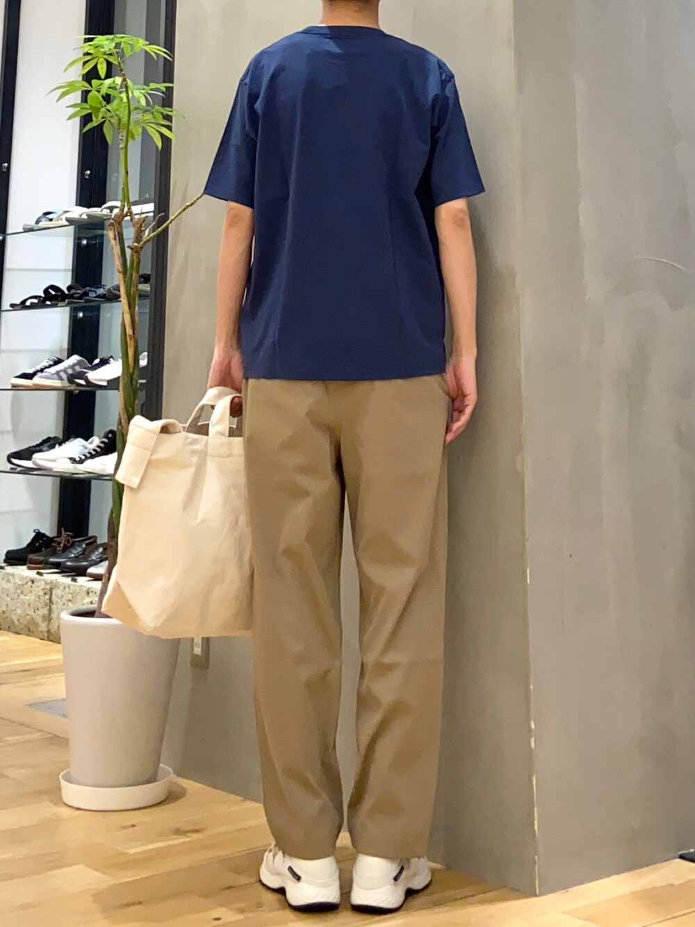 ブルー系のTシャツ/カットソー、ベージュ系のショルダーバッグ、ベージュ系のその他パンツを着用したメンズの春コーディネートの3枚目の写真