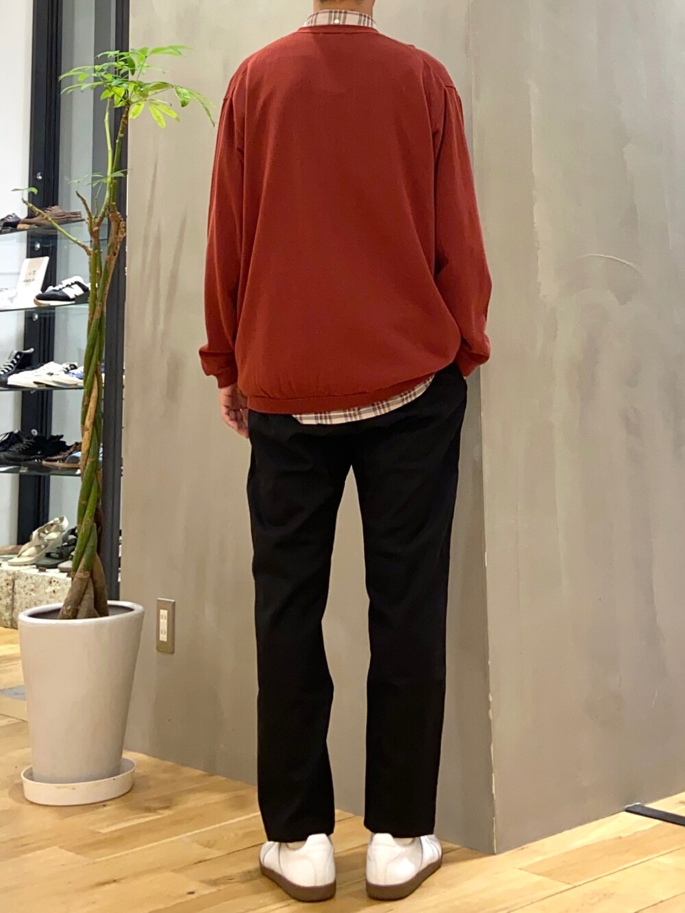 ブラウン系のカーディガン/ボレロ、ベージュ系のシャツ/ブラウス、ホワイト系のスニーカーを着用したメンズの秋コーディネートの3枚目の写真