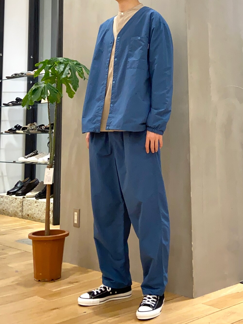 ベージュ系のシャツ/ブラウス、ブルー系のナイロンジャケット、ブルー系のその他パンツを着用したメンズの春コーディネートの3枚目の写真