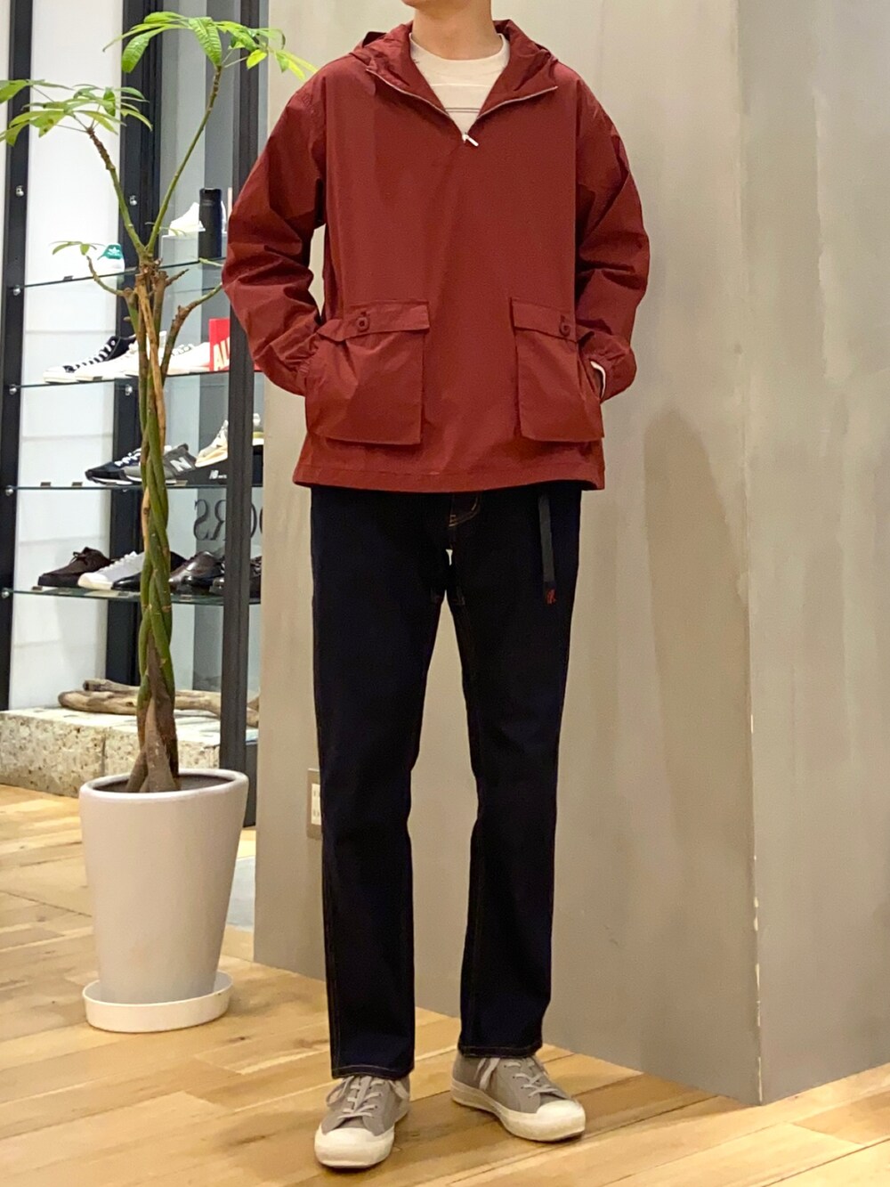 ホワイト系のTシャツ/カットソー、レッド系のマウンテンパーカー、ブルー系のその他パンツを着用したメンズの春コーディネートの3枚目の写真