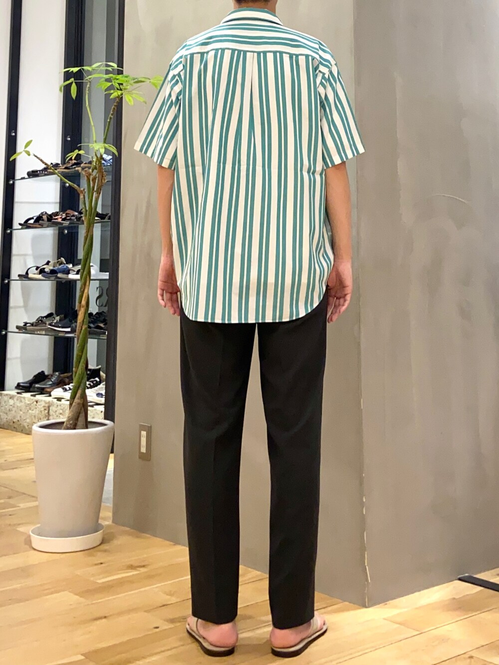 グリーン系のシャツ/ブラウス、ホワイト系のTシャツ/カットソー、グリーン系のその他パンツを着用したメンズの夏コーディネートの5枚目の写真