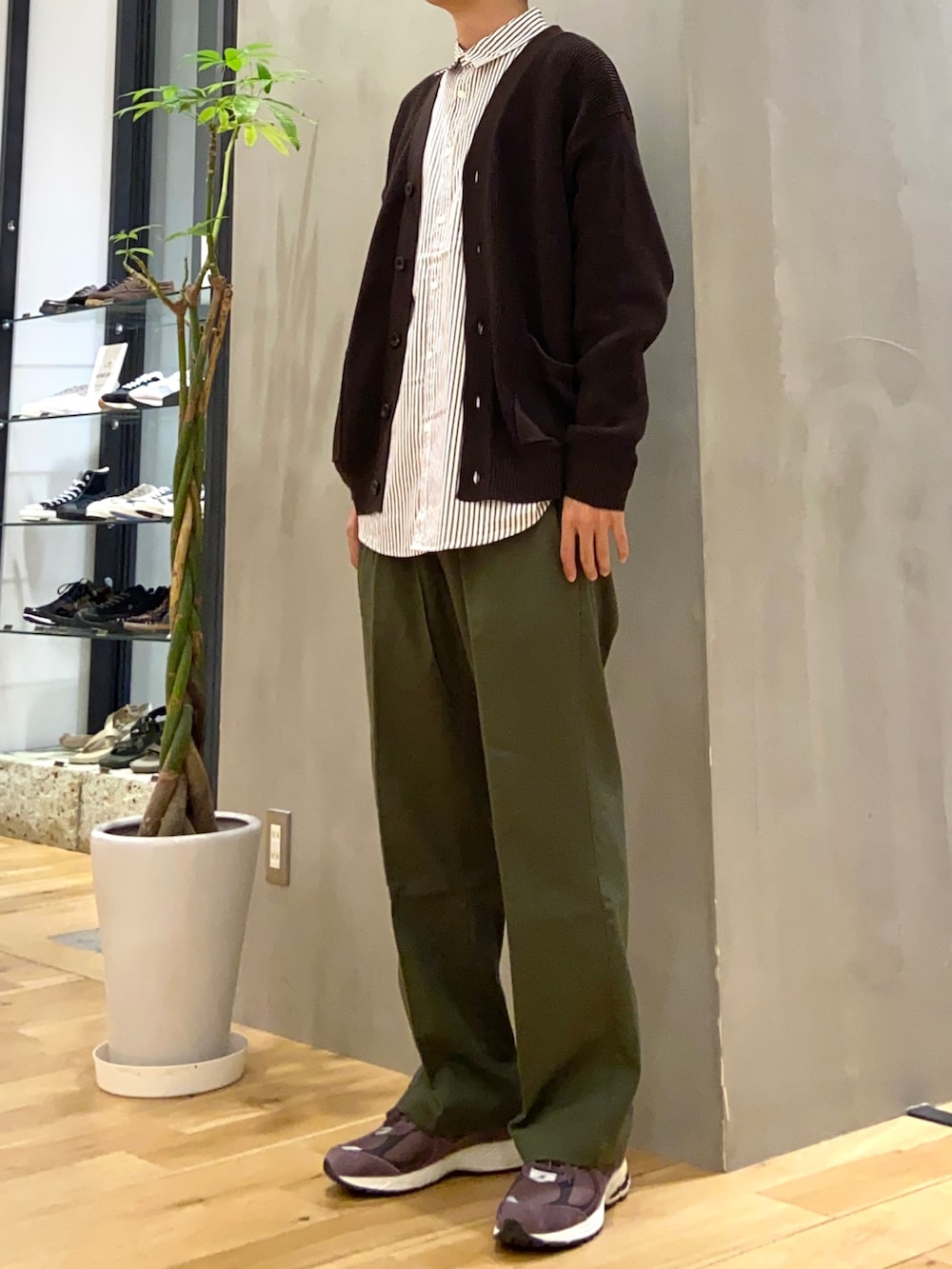 ブラウン系のカーディガン/ボレロ、ブラウン系のシャツ/ブラウス、グリーン系のその他パンツを着用したメンズの秋コーディネートの2枚目の写真