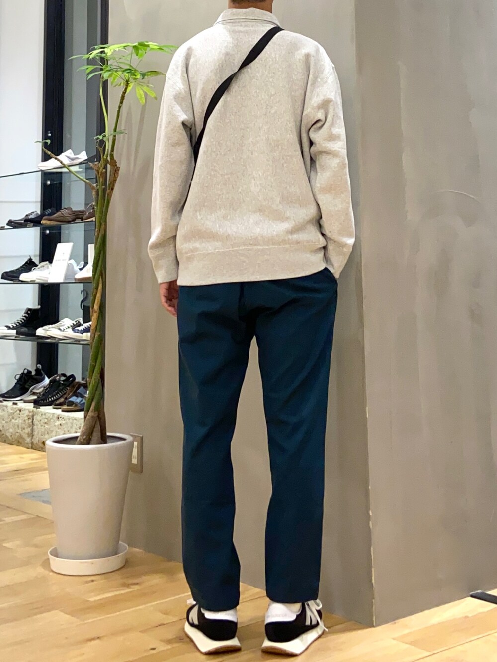 グレー系のスウェット、ブルー系のその他パンツ、ブラック系のスニーカーを着用したメンズの秋コーディネートの3枚目の写真