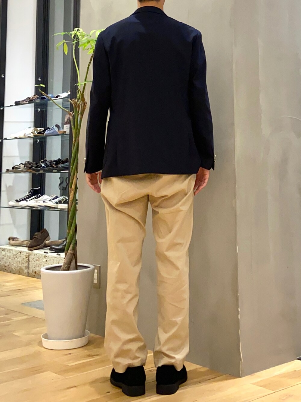 ブルー系のその他アウター、ホワイト系のTシャツ/カットソー、ベージュ系のその他パンツを着用したメンズの夏コーディネートの4枚目の写真