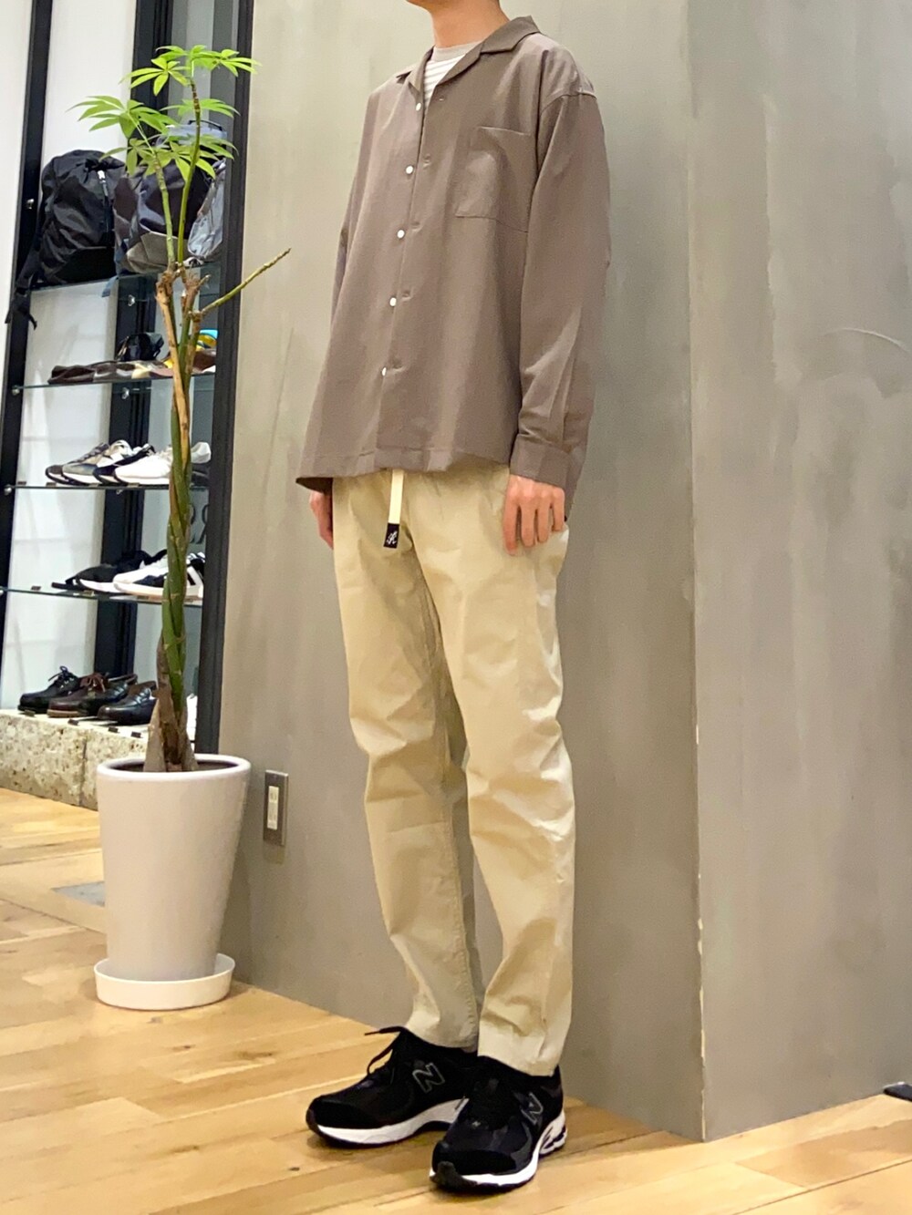 ブラウン系のシャツ/ブラウス、グレー系のTシャツ/カットソー、ベージュ系のその他パンツを着用したメンズの春コーディネートの2枚目の写真