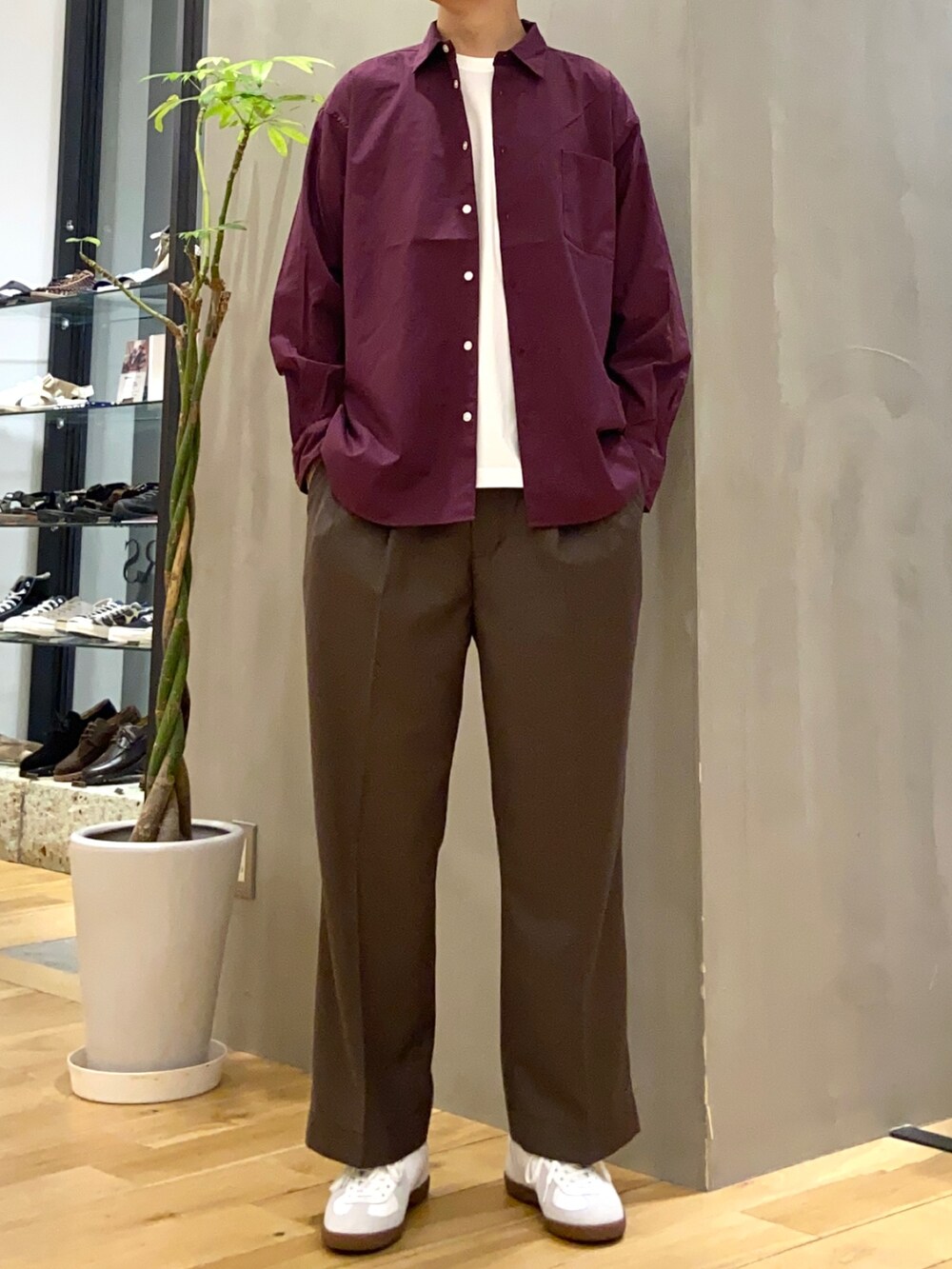 レッド系のシャツ/ブラウス、グリーン系のTシャツ/カットソー、ホワイト系のスニーカーを着用したメンズの秋コーディネートの2枚目の写真