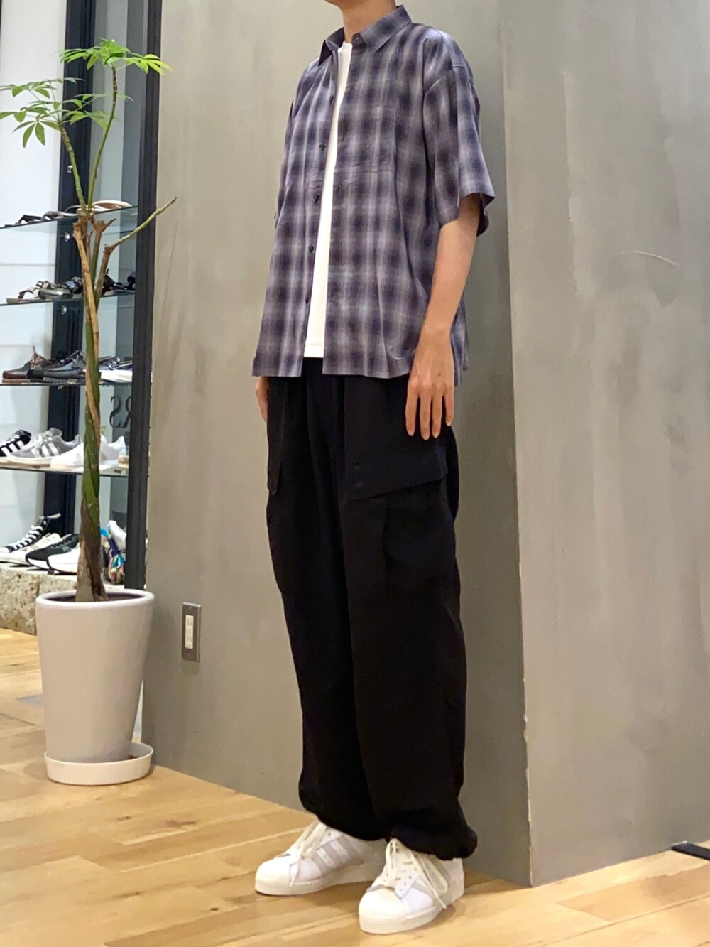 グレー系のシャツ/ブラウス、ホワイト系のTシャツ/カットソー、ブラック系のその他パンツを着用したメンズの夏コーディネートの2枚目の写真