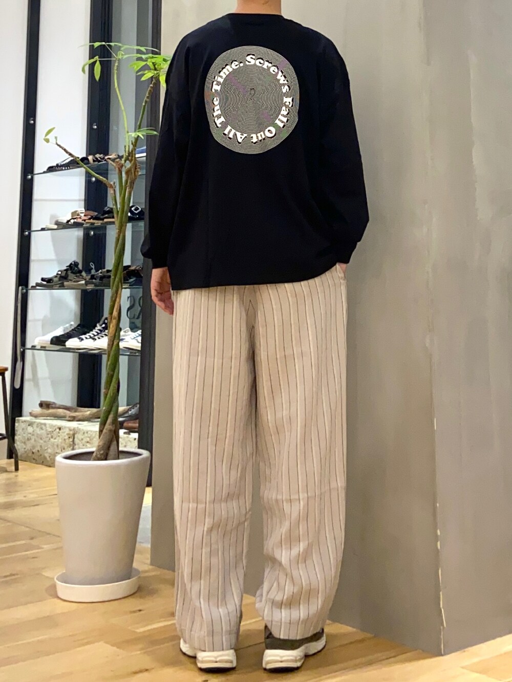 ブラック系のTシャツ/カットソー、ベージュ系のその他パンツを着用したメンズの夏コーディネートの2枚目の写真