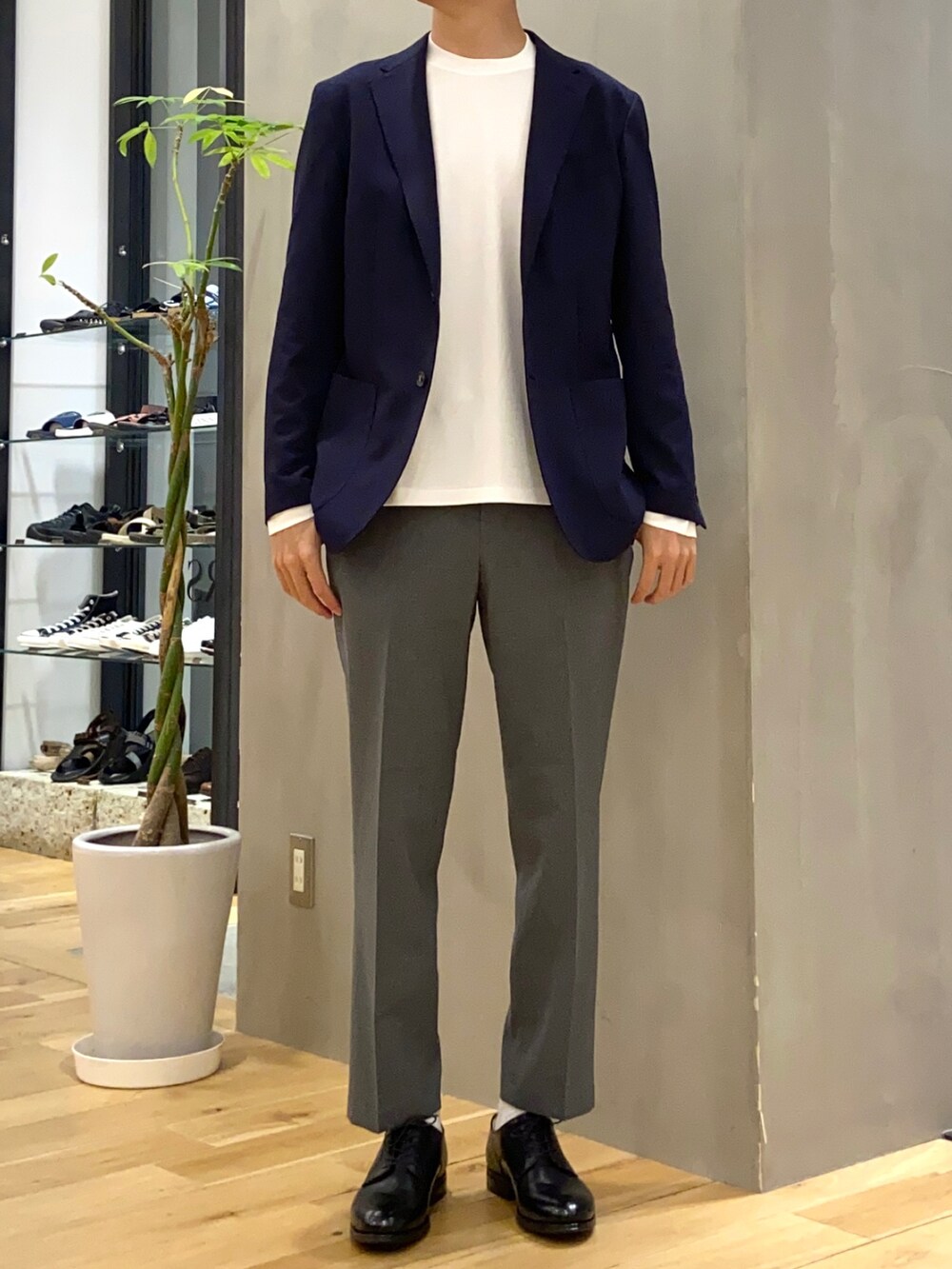 ブルー系のスーツジャケット、グレー系のスーツパンツ、ブラック系のドレスシューズを着用したメンズの夏コーディネートの5枚目の写真