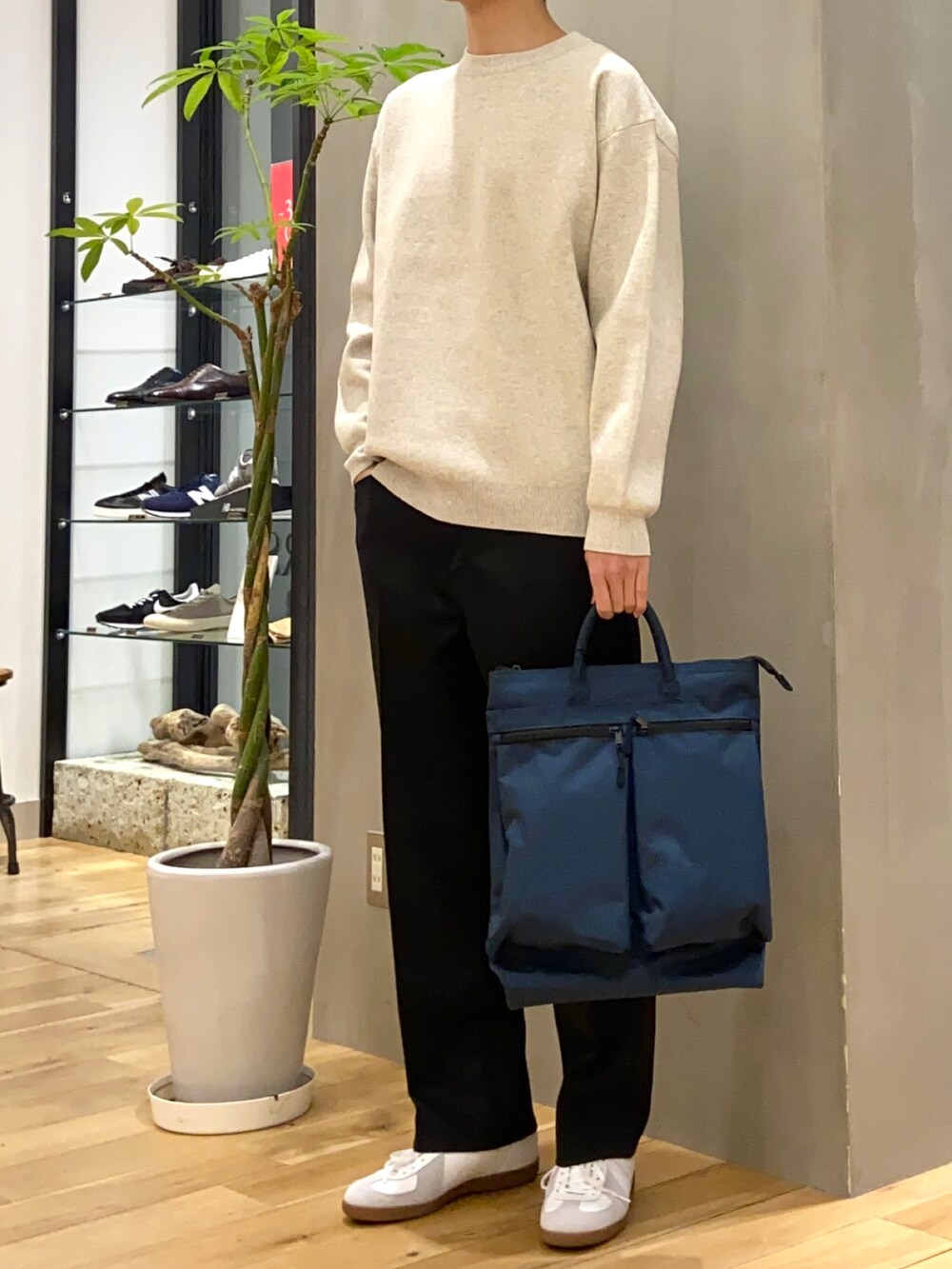 ホワイト系のニット/セーター、ブラック系のその他パンツ、ホワイト系のスニーカーを着用したメンズの冬コーディネートの2枚目の写真