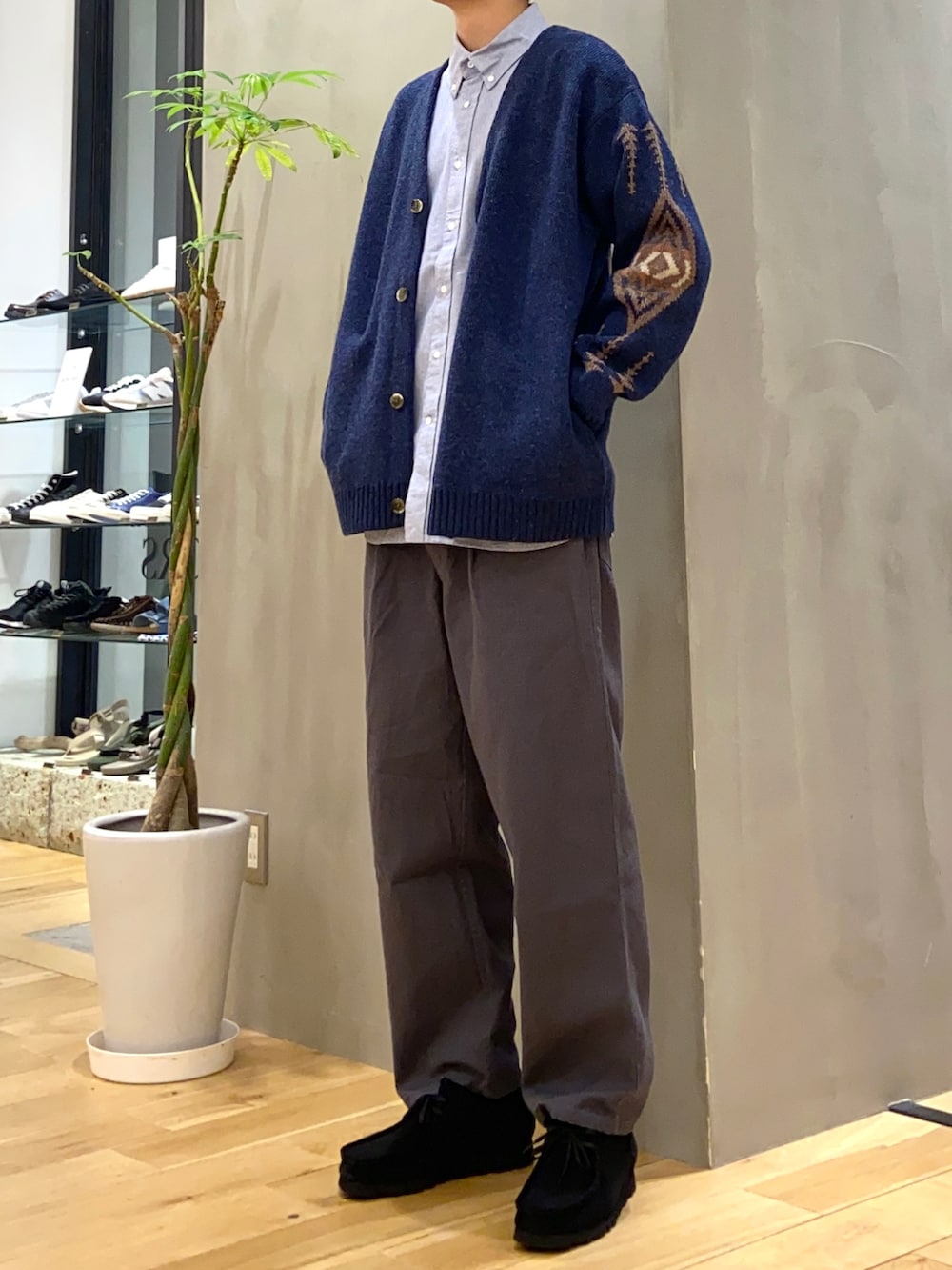 ブルー系のカーディガン/ボレロ、ブルー系のシャツ/ブラウス、ブラック系のその他シューズを着用したメンズの秋コーディネートの2枚目の写真