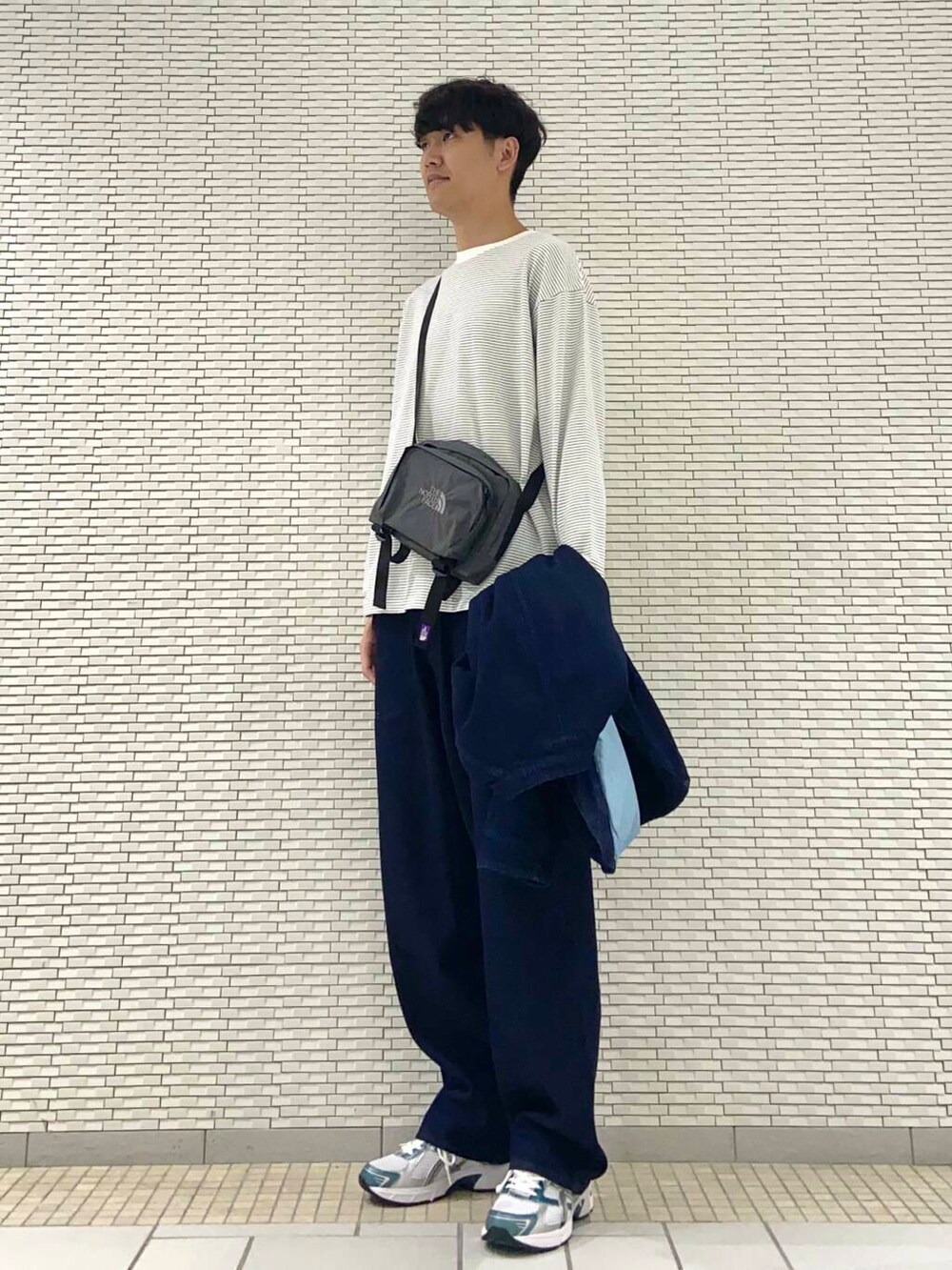 ブルー系のデニムパンツ、ブルー系のデニムジャケット、ホワイト系のTシャツ/カットソーを着用したメンズの夏コーディネートの2枚目の写真