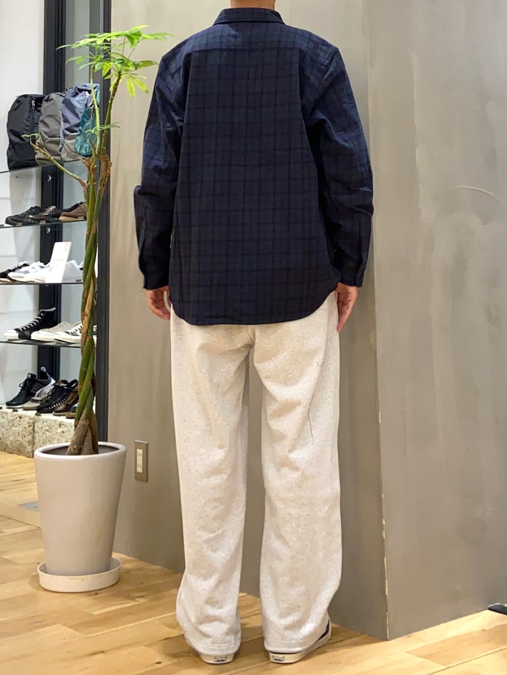 ブラック系のシャツ/ブラウス、ホワイト系のTシャツ/カットソー、グレー系のその他パンツを着用したメンズの秋コーディネートの3枚目の写真
