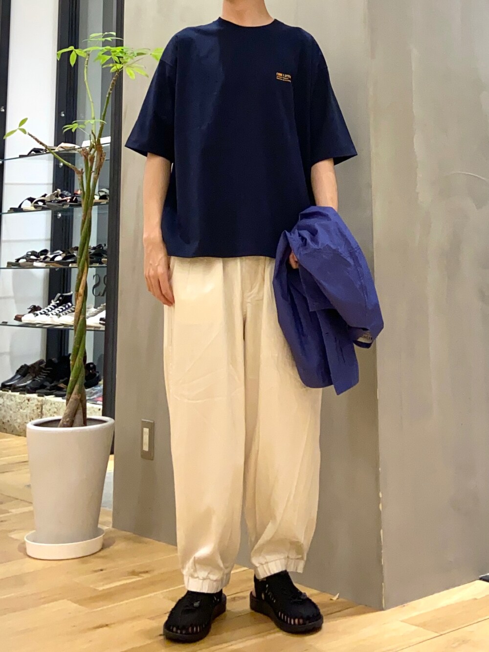 パープル系のシャツ/ブラウス、ブルー系のTシャツ/カットソー、ホワイト系のその他パンツを着用したメンズの夏コーディネートの2枚目の写真