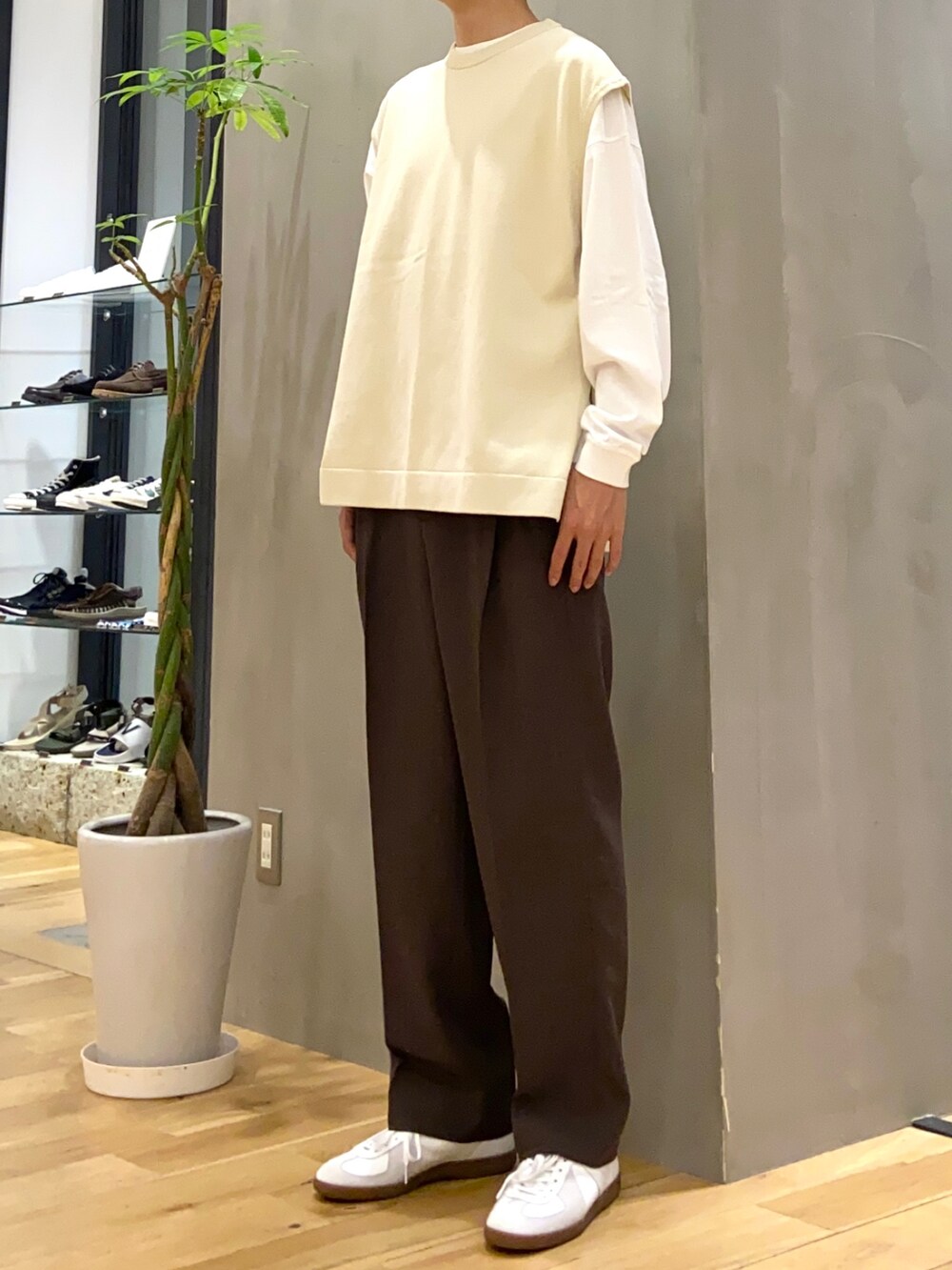 ホワイト系のベスト、ホワイト系のTシャツ/カットソー、ホワイト系のスニーカーを着用したメンズの秋コーディネートの2枚目の写真