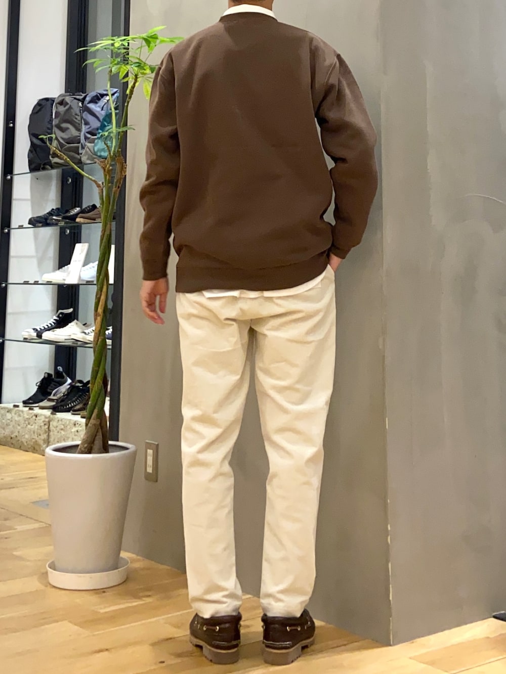 ブラウン系のスウェット、ホワイト系のシャツ/ブラウス、ホワイト系のその他パンツを着用したメンズの秋コーディネートの3枚目の写真